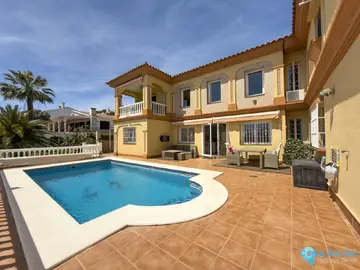 5 bedroom House for Sale in Coín