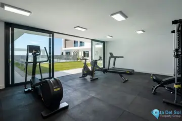 4 - 6 bedroom House for Sale in Marbella-31073
