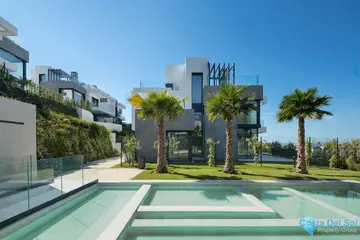 4 - 6 bedroom House for Sale in Marbella-31079