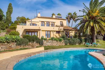 5 bedroom House for Sale in Estepona