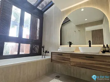 4 bedroom House for Sale in The Golden Mile-37355