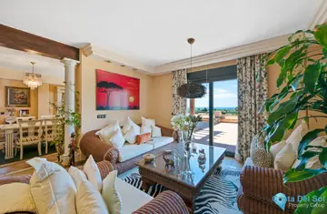 6 bedroom House for Sale in Estepona-41125