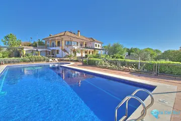 5 bedroom House for Sale in Estepona