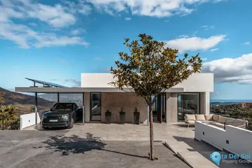 6 bedroom House for Sale in La Mairena-44307
