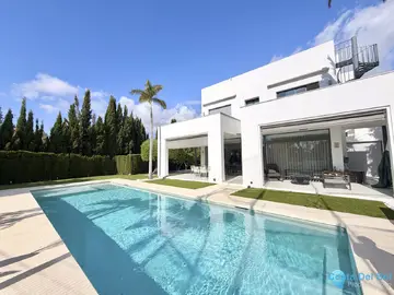 3 bedroom House for Sale in Nueva Andalucía-44590