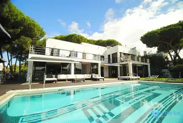 8 bedroom House for Sale in Cabopino