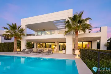 7 bedroom House for Sale in Nueva Andalucía