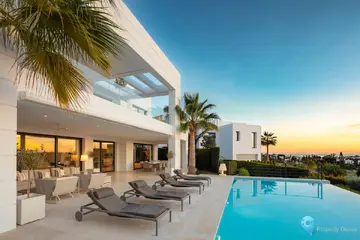 7 bedroom House for Sale in Nueva Andalucía-46073