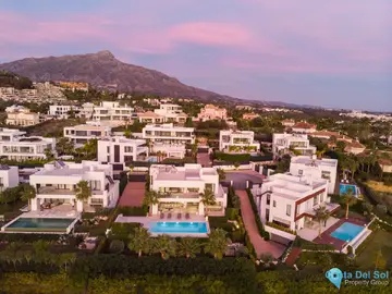 7 bedroom House for Sale in Nueva Andalucía-46084