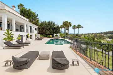 5 bedroom House for Sale in El Paraiso-46098