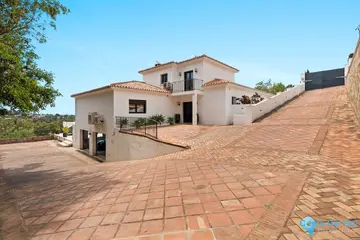 5 bedroom House for Sale in El Paraiso-46112