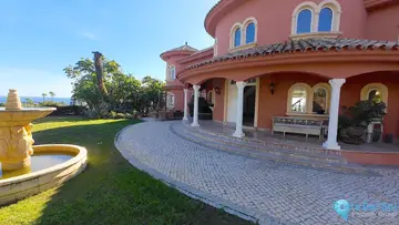 8 bedroom House for Sale in El Paraiso-46510