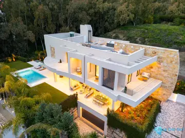 5 bedroom House for Sale in Nueva Andalucía