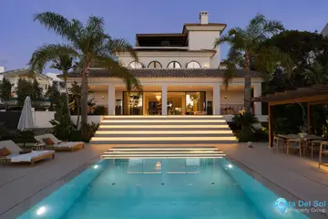 6 bedroom House for Sale in Nueva Andalucía