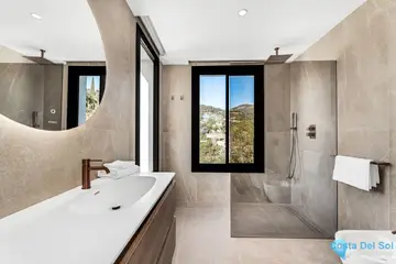 6 bedroom House for Sale in El Madroñal-48114