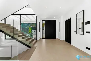 6 bedroom House for Sale in El Madroñal-48106