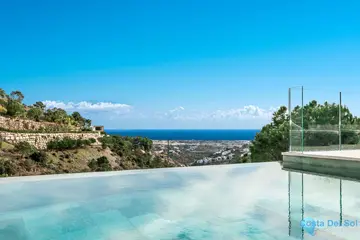 6 bedroom House for Sale in El Madroñal-48110