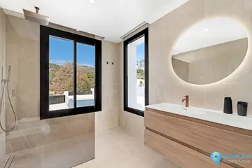 6 bedroom House for Sale in El Madroñal-48134