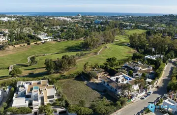 1600m2 Plot for Sale in Nueva Andalucía-55827