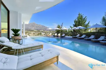 7 bedroom House for Sale in Nueva Andalucía