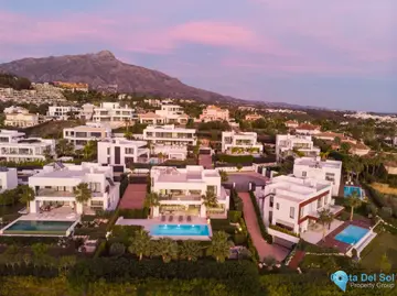 7 bedroom House for Sale in Nueva Andalucía-56980