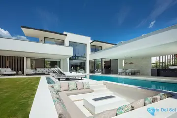 5 bedroom House for Sale in Nueva Andalucía