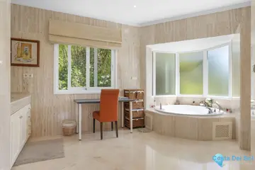 6 bedroom House for Sale in El Paraiso-98056