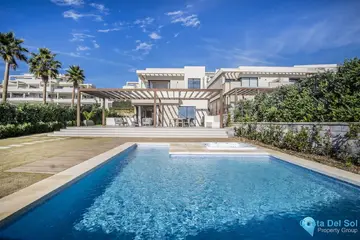 4 bedroom House for Sale in New Golden Mile-98104